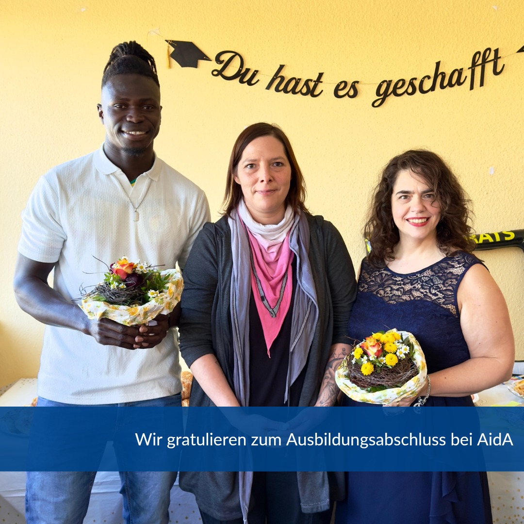 🎉 Projekt AidA: Erfolgreicher Ausbildungsabschluss – Wir gratulieren! 🎉
Unsere Auszubildenden Lucien und Susana haben ihre einjährige Ausbildung zum/zur Altenpflegehelfer:in mit Bravour gemeistert! 👏💐 Jennifer Rudnick (Praxisanleiterin) überreichte ihnen heute stolz einen Blumenstrauß und würdigte ihren Einsatz und ihren Erfolg.
Herzlichen Glückwunsch! 🎓🌟 … und weiterhin alles Gute wünscht Euch das gesamte AidA Team.
#wiesbaden #ausbildung #ausbildungsabschluss #altenhilfe #altenpflege #altenpflegehelfer #bauhauswerkstaetten