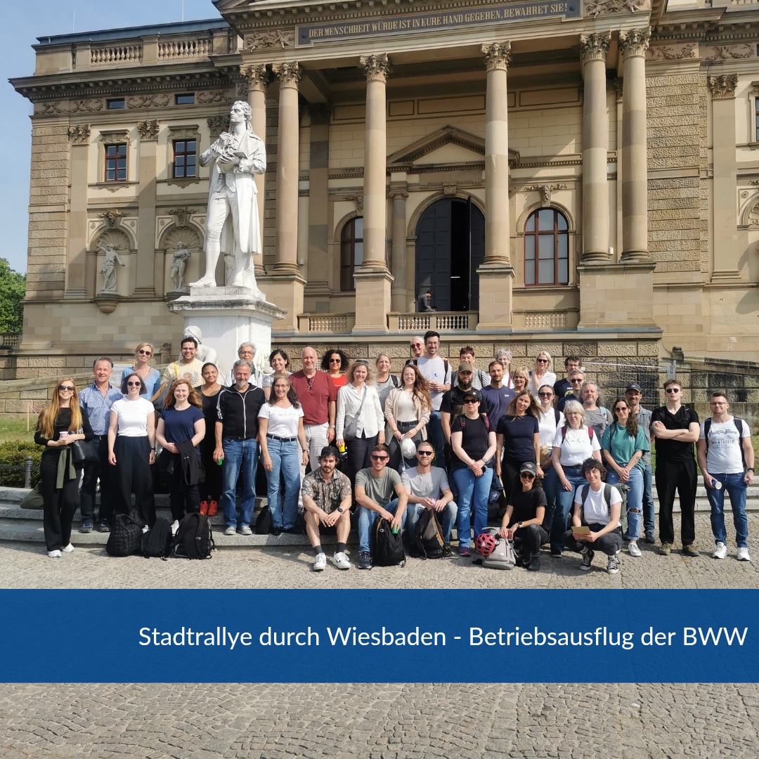 Unser Betriebsausflug – Rätseln, Raten, Rallye! 🔎
Dieses Jahr ging’s auf Entdeckungstour durch die Stadt – mal ganz anders: mit cleveren Köpfen, Teamspirit und viel guter Laune! Nach einem gemütlichen Frühstück am Warmen Damm zogen unsere Kleinteams los, um bei einer Stadtrallye knifflige Aufgaben zu lösen. Am Ende eines spannenden Vormittags voller Denksport und Bewegung ließen wir den Tag entspannt bei einem Picknick auf dem Alten Friedhof ausklingen. 🌞🍕 #wiesbaden #team #betriebsausflug #rallye #stadtrallye #bauhauswerkstaetten