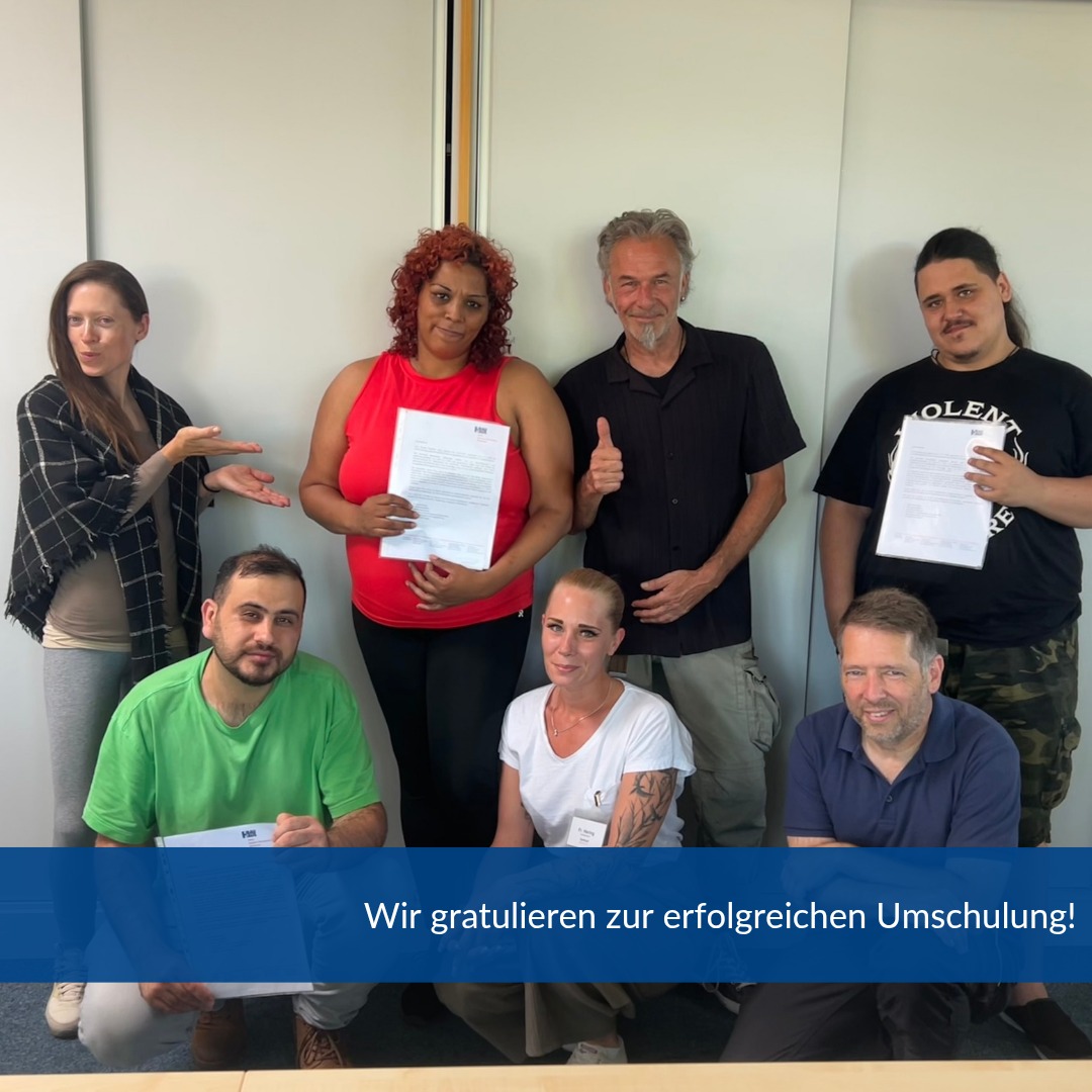 Nach 21 Monaten haben unsere Umschüler:innen ihre Teilzeit-Umschulung im Verkauf sehr erfolgreich abgeschlossen und halten nun ihre Arbeitszeugnisse stolz in den Händen. Für ihren weiteren Lebens- und Berufsweg wünschen wir unseren drei frisch gebackenen Verkäufer:innen alles erdenklich Gute! #wiesbaden #ausbiludung #umschulung #erfolg #abschluss #bauhauswerkstaetten