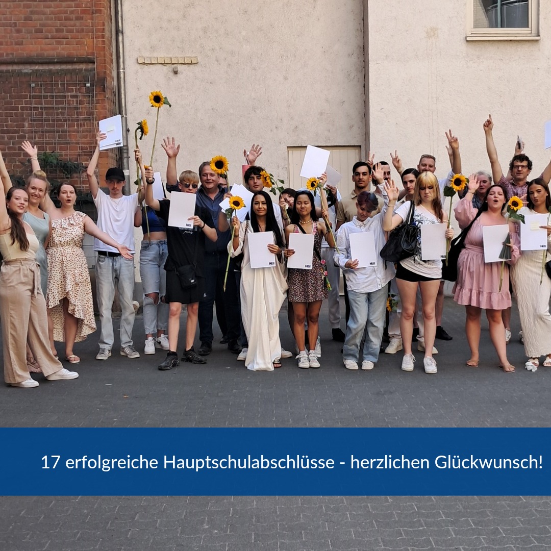 🎉 HERZLICHEN GLÜCKWUNSCH! 🎓✨
Am 02.07.2025 fand die Zeugnisverleihung der Projekte START und HiB der BauHaus Werkstätten statt. Wir freuen uns, dass 17 Hauptschulabschlüsse erreicht wurden! 🎉👏 Zudem konnten 12 von den Kammern zertifizierte Qualifizierungsbausteine erreicht werden.
Es war eine sehr rührende Feier, die allen in Erinnerung bleiben wird. Auch das Ministerium für Arbeit, Jugend, Soziales und Integration, vertreten durch Frau Claudia Gotscher, gratulierte den Absolvent:innen. Ein herzliches Dankeschön an Frau Gotscher, die Schulsozialarbeit und das Kommunale Jobcenter für ihr Kommen! 🙏💖
Wir sind stolz auf euch und freuen uns mit euch für eure erreichten Ziele! 🌟
#Zeugnisverleihung #Glückwunsch #START #HiB #BauHausWerkstätten #Bildung #Zukunft #Erfolg #Gemeinschaft #Dankbarkeit #wiesbaden #bauhauswerkstaetten