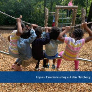 🌞 Der Ausflug vom Projekt IMPULS zum Neroberg fand mit 14 Kindern zwischen 2 Jahren und 11 Jahren, sowie 6 Müttern statt.
Die Kinder waren von der im Jahre 1888 errichteten Nerobergbahn im Norden Wiesbadens sehr begeistert. Oben angekommen, konnten alle den Blick über Wiesbaden, die Sicht auf die russische Kapelle und später dann den Nerobergspielplatz genießen. Während die Kinder gespielt haben, konnten die Mütter gemütlich in der Sonne sitzen und sich austauschen.
#wiesbaden #neroberg #spielplatz #mütter #austausch #ausflug #familie #impuls #bauhauswerkstaetten