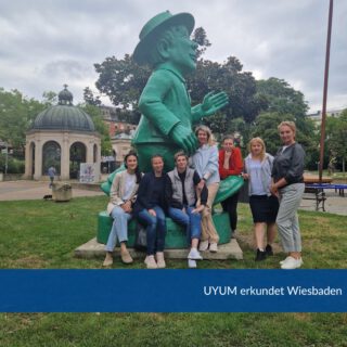 🌞 Der nächste Ausflug von UYUM in den Sommerferien war ein Stadtrundgang in Wiesbaden.
Die Teilnehmerinnen haben die Hauptsehenswürdigkeiten im historischen Stadtzentrum erforscht 🔎 und dabei mehr über die Geschichte Wiesbadens erfahren.
Der Stadtrundgang endete mit einem gemütlichen Picknick im Kurpark 🍧
#wiesbaden #sightseeing #stadtzentrum #geschichte #stadtrundgang #ausflug #hessen #uyum #bauhauswerkstaetten