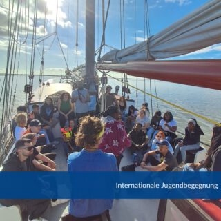 Eine unvergessliche Segelwoche auf dem IJsselmeer mit jungen Menschen aus Wiesbaden, Paris und den Niederlanden! 🤝✨ Gemeinsam haben wir im Team gearbeitet und Erfahrungen ausgetauscht. Gerade in Zeiten nationalistischer Strömungen sind solche Begegnungen junger Europäer:innen von unschätzbarem Wert! 💪❤️
#Jugendbegegnung #Teamwork #Segelwoche #IJsselmeer #InternationalerAustausch #GemeinsamStark #Europa #wiesbaden #Freundschaft #bauhauswerkstaetten 🌊🌈