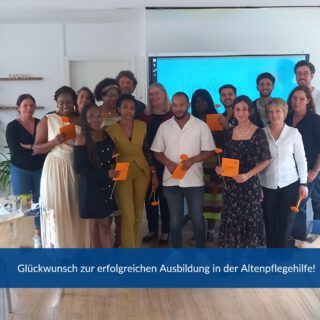 Das Projekt Ausbildung in der Altenpflegehilfe (AidA) beglückwünscht seine 11 Absolvent:innen! Ihr habt eure Ausbildung zur Altenpflegehilfe geschafft – und das mit viel Fleiß, Engagement und Herz.
❤️
Aus so vielen Ländern bringt ihr eure Vielfalt zusammen und zeigt: Pflege kennt keine Grenzen.
Wir wünschen euch Freude und Zufriedenheit in diesem wertvollen Beruf. Danke, dass ihr da seid!
🎉
Das Projekt AidA wird durch das Programm „Sozialwirtschaft integriert“ gefördert, welches durch das Hessische Ministerium für Arbeit, Integration, Jugend und Soziales seit 2018 finanziert wird.
#PflegeMitHerz #Ausbildung #Abschlussfeier #Vielfalt #altenpflege #altenpflegehilfe #bauhauswerkstaetten