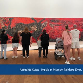 Das Projekt Impuls war zu Besuch im Museum für abstrakte Kunst in Wiesbaden. Für pädagogische Einrichtungen ist die Führung im Museum Reinhard Ernst kostenlos. Eltern und Kinder konnten durch die farbenfrohen Bilder und Skulpturen einen neuen Blick auf abstrakte Kunst erhalten.
Generell ist der Eintritt für Kinder (bis 18 Jahre) frei und Menschen im Leistungsbezug können mit Nachweis auch kostenfrei das Museum besuchen.
#wiesbaden #kunst #museum #reinhardernstmuseum #bauhauswerkstaetten #impuls