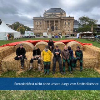 Alle Jahre wieder… 🎃🍂
…sind wir beim Erntedankfest in Wiesbaden am Start!
Zwei Tage Festbegleitung, dazu Aufbau & Abbau – wir sorgen dafür, dass alles läuft, sitzt, hält und glänzt.
Ob Bänke oder Bühnen:
Unser Stadtteilservice packt an, räumt auf und behält den Überblick – damit ihr einfach feiern könnt.
Danke für ein rundum schönes Fest – wir freuen uns schon aufs nächste Jahr! 🙌✨
#Erntedank #Wiesbaden #Stadtteilservice #WirSindDa #Danke #herbstvibes #bauhauswerkstaetten #Team