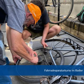 Das eigene Fahrrad selbst reparieren und warten - das haben interessierte Anfänger und Fortgeschrittene an unserer Fahrradstation „der Radler“ gelernt und dabei zum Teil ihr eigenes Fahrrad repariert. Angeboten wurden die gut besuchten Fahrradreparatur-Workshops in Kooperation mit dem städtischen Umweltladen. Weitere Kurse für 2026 sind bereits in Planung. Stay tuned 😊
#wiesbaden #derradler #fahrrad #fahrradreparatur #fahrradworkshop #doityourself #bauhauswerkstaetten #umweltladen