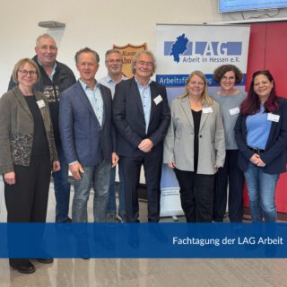 Am 27.10. folgten über 100 Fachleute der Einladung der LAG nach Butzbach, um sich dem Thema „Chancengleichheit auf dem Ausbildungsmarkt“ zu widmen. Berichte aus der Wissenschaft belegten auf´s Neue, dass Bildungschancen in Deutschland früh verteilt werden und noch immer zu stark von der sozialen Herkunft abhängen. Vertreter:innen der Jobcenter, Bildungsträger, des Sozialministeriums und der Politik sind sich darüber einig, wie wichtig die Förderung junger Menschen mit erschwerten Startchancen ist, um ihre Potentiale für den Fachkräftebedarf der Zukunft erschließen.
Ebenfalls am 27.10. wurde der Vorstand der LAG Arbeit gewählt. Unser Geschäftsführer Herr Mellentin (3.v.l.)übernimmt weiterhin die Rolle des geschäftsführenden Vorstands.
#LAG #Chancengleichheit #Ausbildung #Fachtagung #butzbach #wiesbaden #bauhauswerkstaetten