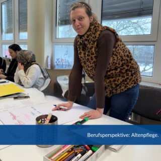 Mit Konzentration, Teamarbeit und viel Engagement:
Unsere Teilnehmerinnen setzen sich intensiv mit dem Thema Altenpflege auseinander und gestalten Plakate für ihre Präsentationen.
So wird lernen sichtbar- Schritt für Schritt in Richtung Berufsperspektive.
#altenpflege #berufsperspektive #wiesbaden #bauhauswerkstaetten