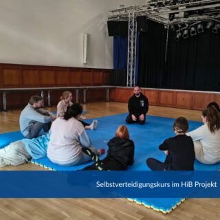 Das HiB-Projekt hat gemeinsam einen Selbstverteidigungskurs besucht. Dabei ging es um einfache Techniken, aber auch um Selbstbewusstsein, Körpersprache und den Umgang mit schwierigen Situationen. Starker Einsatz von allen Teilnehmenden! 💪
#berufsorientierung #selbstverteidigung #selbstbewusstsein #körpersprache #wiesbaden #bauhauswerkstaetten #jugendprojekt