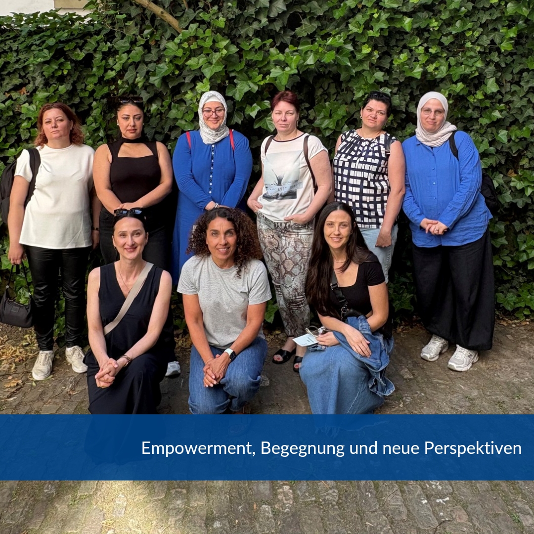Unsere Teilnehmerinnen von UYUM waren zu Besuch bei wif e.V. – Begegnung & Beratung in Wiesbaden – einem Ort für Austausch, Beratung, Bildung und Stärkung von Frauen mit Migrationsgeschichte. Vor der wunderschönen grünen Efeu-Wand sind nicht nur tolle Fotos entstanden, sondern auch inspirierende Gespräche über Teilhabe, Selbstbestimmung und Zukunftsperspektiven. 🌿
Vielen Dank an das Team von wif für die herzliche Begegnung und die wertvolle Arbeit, die Frauen auf ihrem Weg begleitet und stärkt. Gemeinsam schaffen wir Räume für Empowerment, Vielfalt und gesellschaftliche Teilhabe. ✨
#UYUM #BauHausWerkstätten#Wiesbaden #Empowerment #WomenEmpowerment #Integration #Teilhabe #FrauenStärken #Migration #Vielfalt #Community #Interkulturell #Selbstbestimmung #Zusammenhalt #Bildung #FemaleEmpowerment #Netzwerken #Inspiration #Chancengleichheit #WIFWiesbaden #Migrantinnen #Solidarität