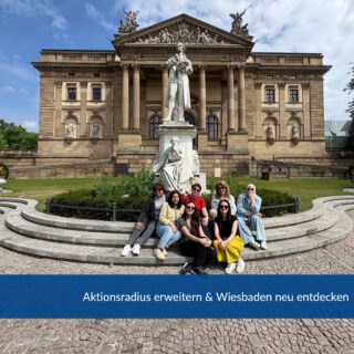 Im Rahmen unseres UYUM-Projekts haben wir gemeinsam einen Stadtrundgang durch Wiesbaden unternommen. Ziel war es, neue Orte kennenzulernen, sich sicherer im öffentlichen Raum zu bewegen und den eigenen Aktionsradius Schritt für Schritt zu erweitern.
Vom beeindruckenden Hessischen Staatstheater bis zur bekannten Ampelmännchen-Statue – unsere Teilnehmerinnen haben nicht nur die Stadt erkundet, sondern auch neue Erfahrungen gesammelt, sich ausgetauscht und gemeinsam schöne Momente erlebt.
Denn Integration bedeutet auch, die eigene Stadt kennenzulernen, Orientierung zu gewinnen und sich als Teil der Gemeinschaft zu fühlen. Jeder neue Ort, der entdeckt wird, stärkt das Selbstvertrauen und eröffnet neue Möglichkeiten für Begegnung, Bildung und gesellschaftliche Teilhabe.
Gemeinsam unterwegs – gemeinsam wachsen. 💚
#bauhauswerkstaetten #UYUM #Wiesbaden #Aktionsradius #SozialeTeilhabe #Empowerment #Integration #FrauenStärken #GemeinsamStark #Vielfalt #Migrantinnen #Selbstständigkeit #Orientierung #Bildung #Zusammenhalt #Interkulturell #Community #Entdecken #HessischesStaatstheater #WiesbadenErleben #NeueWege