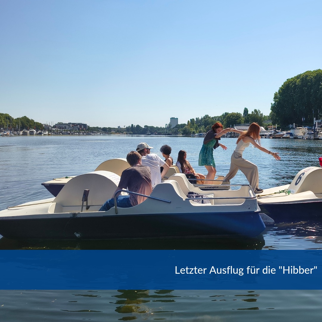 Schiersteiner Hafen, Tretboot, Sonne & ganz viel Spaß ☀️😄✨
Nach den Ferien starten viele in Ausbildung & neue Wege 🚀🎓 – wir sind mega stolz!! 💪
Zum Abschluss natürlich noch ein Eis und liebe Worte 🍦😋
Danke für diese unvergessliche Zeit 🙏
#LetzterAusflug #TeamVibes #Stolz #NeueWege #Berufsorientierung #hib #wiesbaden #bauhauswerkstaetten