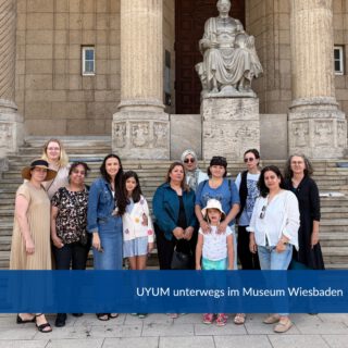 Gemeinsam mit unseren Teilnehmerinnen und ihren Kindern haben wir das Museum Wiesbaden – Hessisches Landesmuseum für Kunst und Natur besucht. 🎨🌿
Zwischen Kunst, Natur und beeindruckender Architektur gab es viel zu entdecken – und natürlich durfte auch ein gemeinsames Gruppenfoto vor dem imposanten Eingangsbereich nicht fehlen. 📸
Solche Ausflüge schaffen neue Eindrücke, erweitern den eigenen Aktionsradius und bieten Raum für Begegnung, Austausch und gemeinsames Erleben. 💚
#UYUM #MuseumWiesbaden #Wiesbaden #GemeinsamUnterwegs #SozialeTeilhabe #AktionsradiusErweitern #KulturelleTeilhabe #Empowerment #Gemeinschaft #KunstUndKultur #Familienzeit #bauhauswerkstaetten