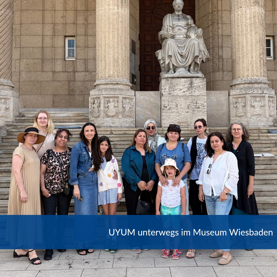 Gemeinsam mit unseren Teilnehmerinnen und ihren Kindern haben wir das Museum Wiesbaden – Hessisches Landesmuseum für Kunst und Natur besucht. 🎨🌿
Zwischen Kunst, Natur und beeindruckender Architektur gab es viel zu entdecken – und natürlich durfte auch ein gemeinsames Gruppenfoto vor dem imposanten Eingangsbereich nicht fehlen. 📸
Solche Ausflüge schaffen neue Eindrücke, erweitern den eigenen Aktionsradius und bieten Raum für Begegnung, Austausch und gemeinsames Erleben. 💚
#UYUM #MuseumWiesbaden #Wiesbaden #GemeinsamUnterwegs #SozialeTeilhabe #AktionsradiusErweitern #KulturelleTeilhabe #Empowerment #Gemeinschaft #KunstUndKultur #Familienzeit #bauhauswerkstaetten