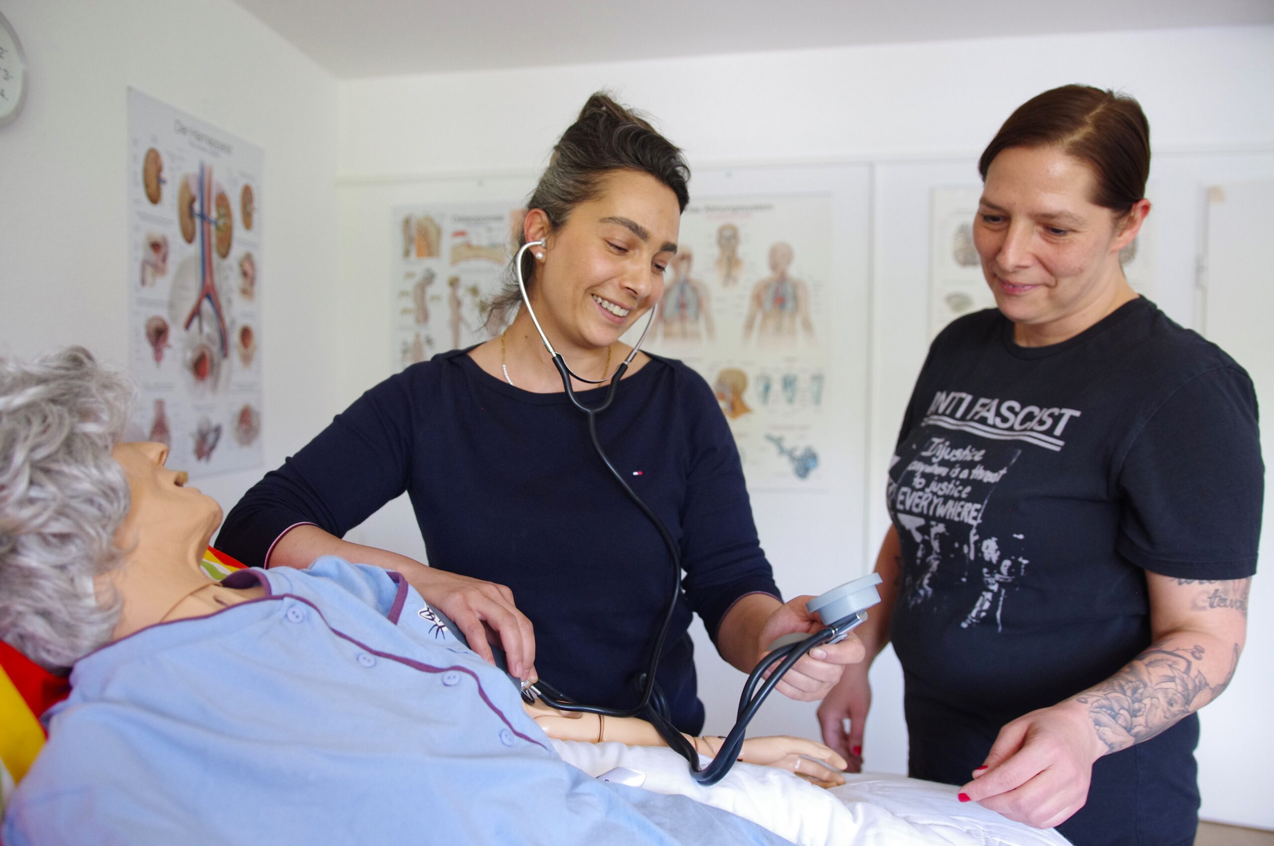 Nachgespielte Situation - Pulskontrolle beim Patienten